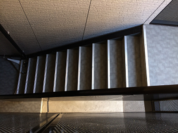 2013年11月 大垣市アパート 階段・ホール床貼替工事