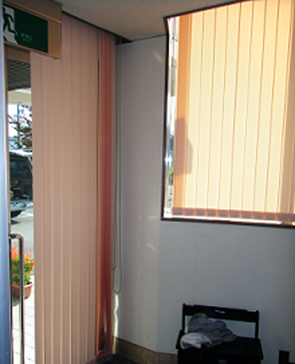 2011年10月 山県市クリニックU様　たて型ブラインド・ロールスクリーン取付工事