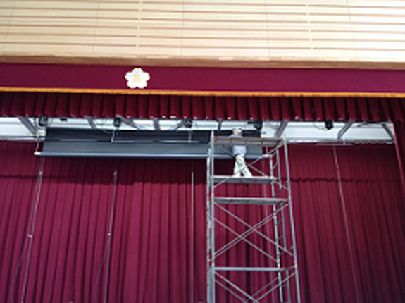 2012年2月　岐阜県県立高校　体育館緞帳ステージ幕工事